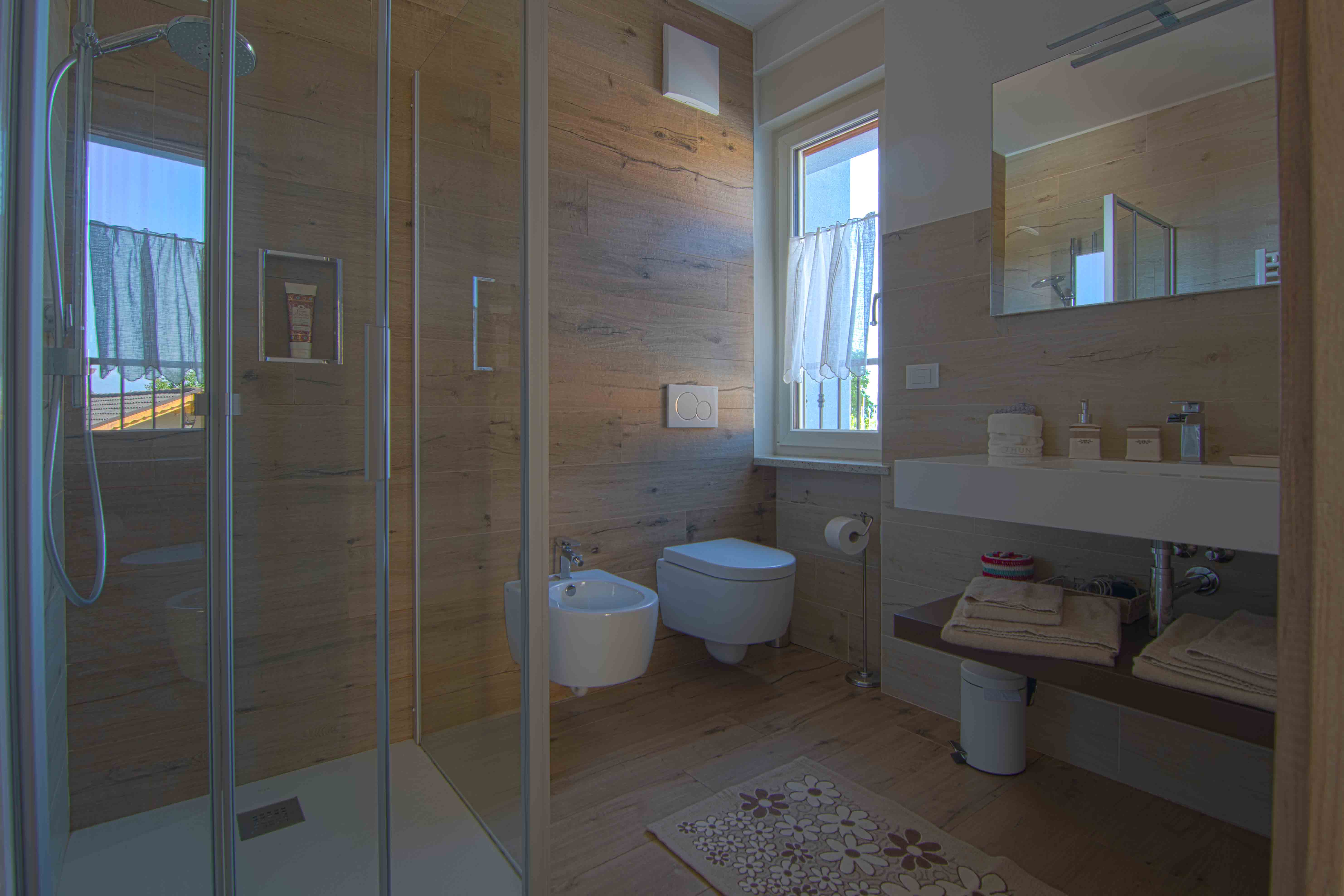 Camera Larix. Bagno elegante e spazioso con doccia.