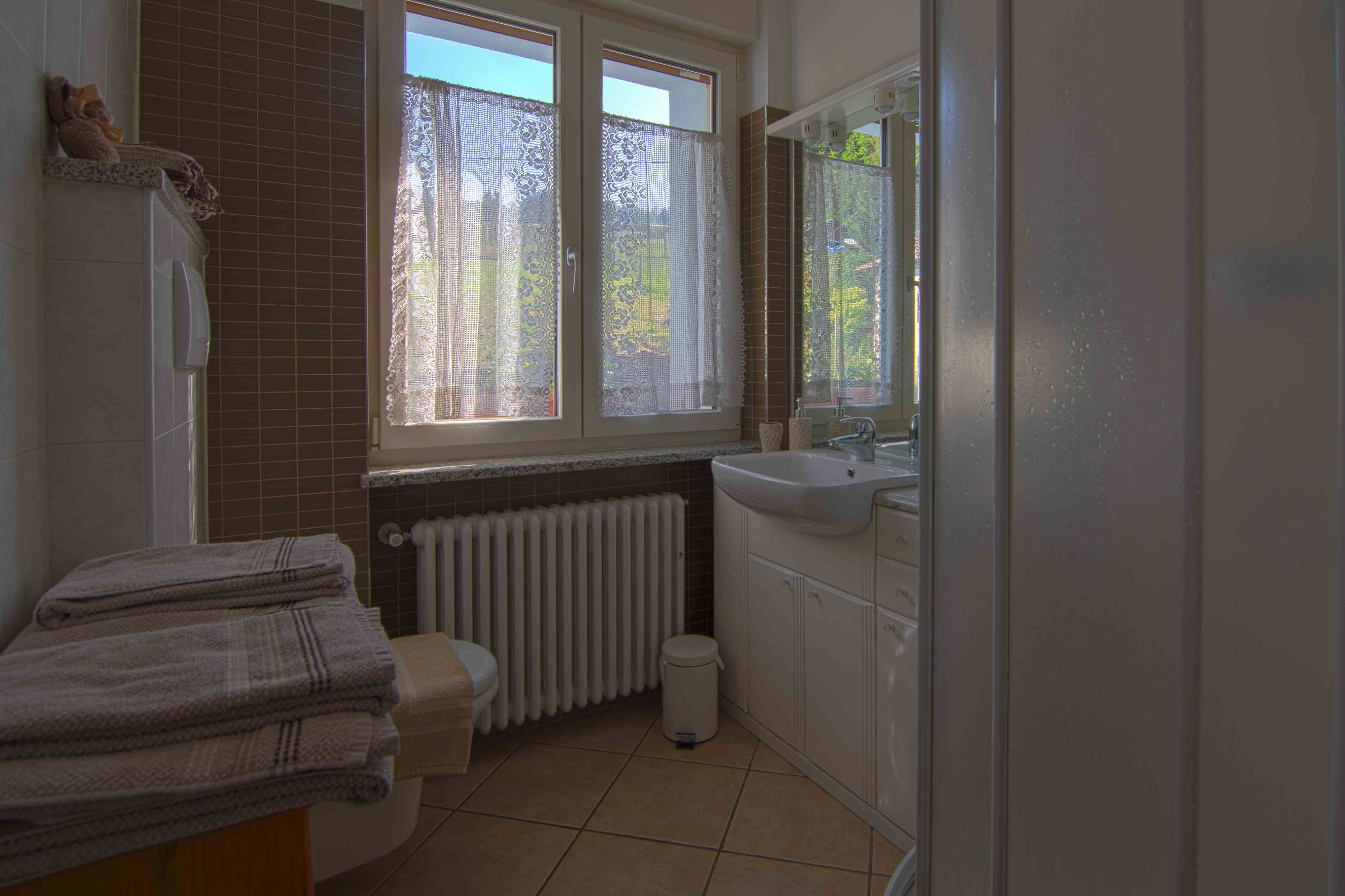 Camera Romantica. Lussoso bagno con spazioso box doccia.