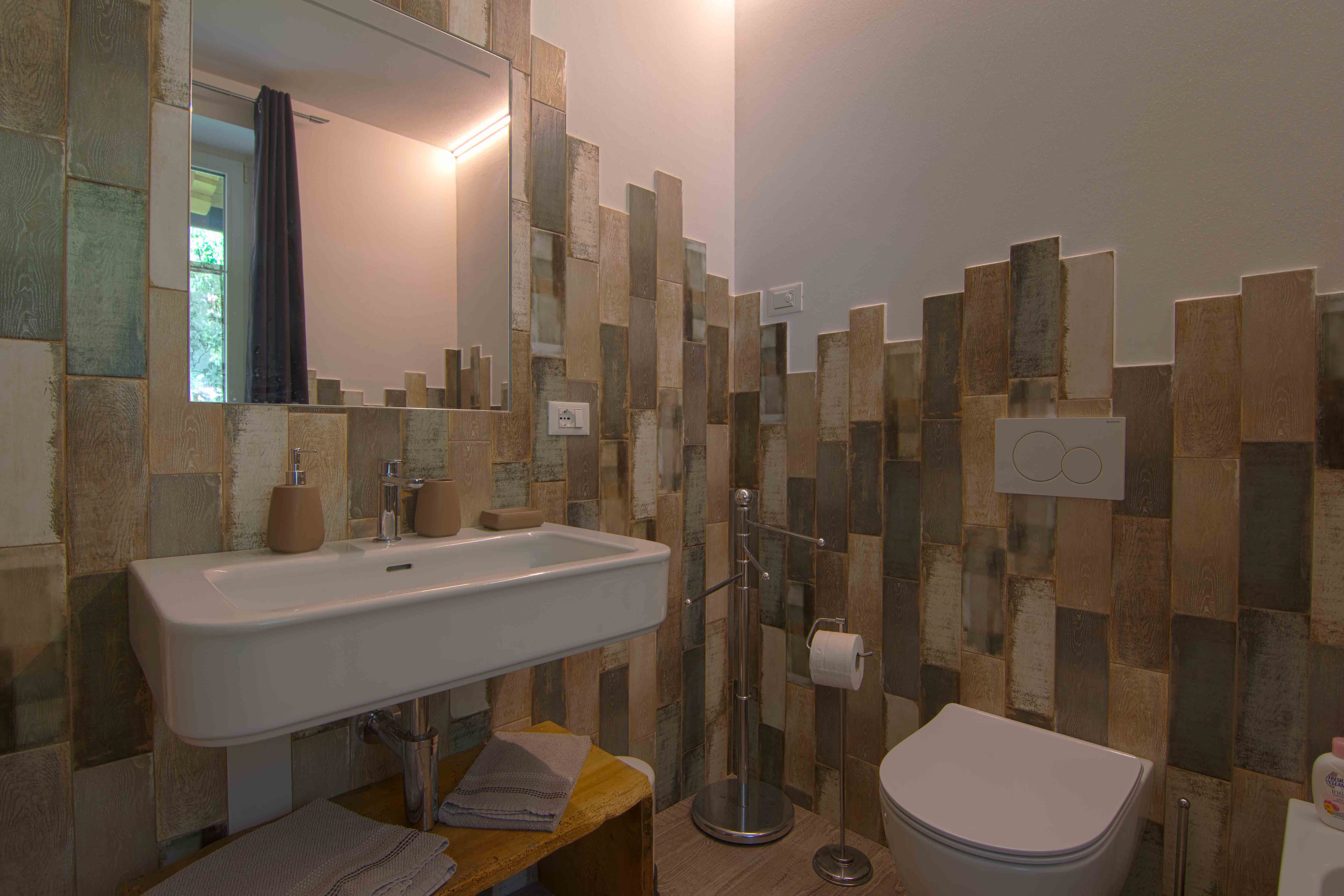 Camera Ronchi. Lussoso bagno con spazioso box doccia.