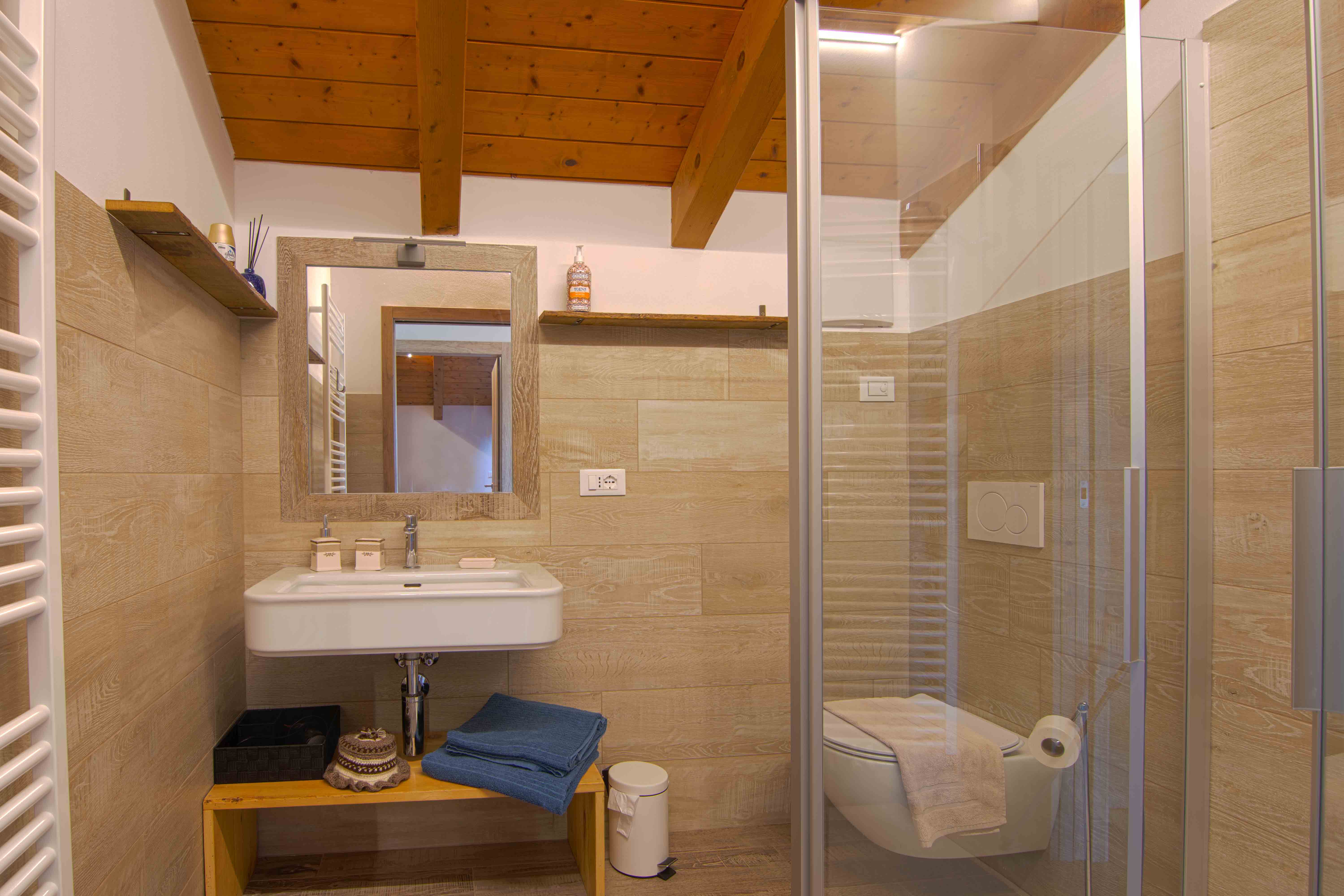 Camera Sorasu. Bagno elegante e spazioso con doccia e lavandino.