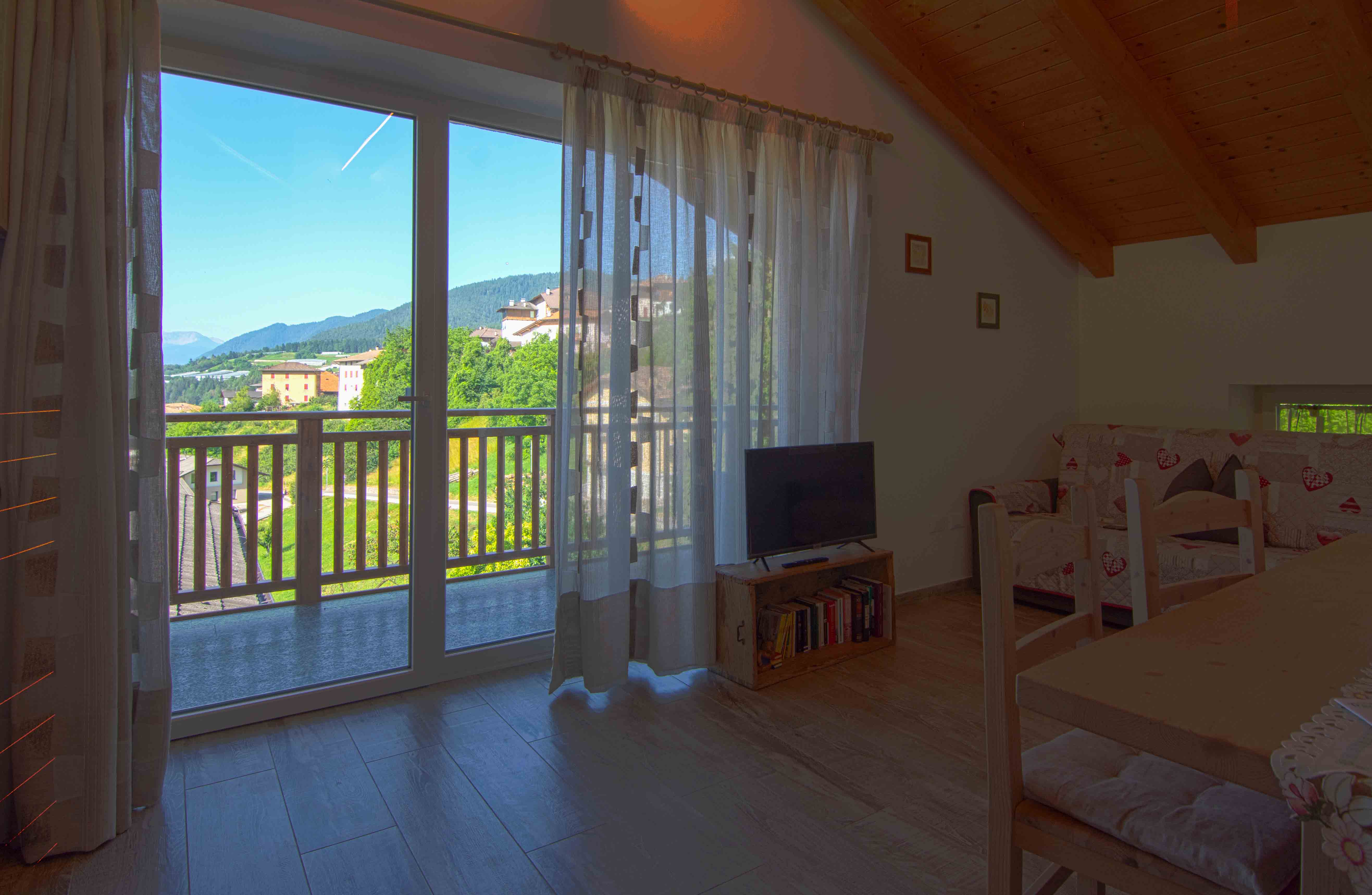 Camera Sorasu. Ampia zona giorno con televisione e bellissima vista.