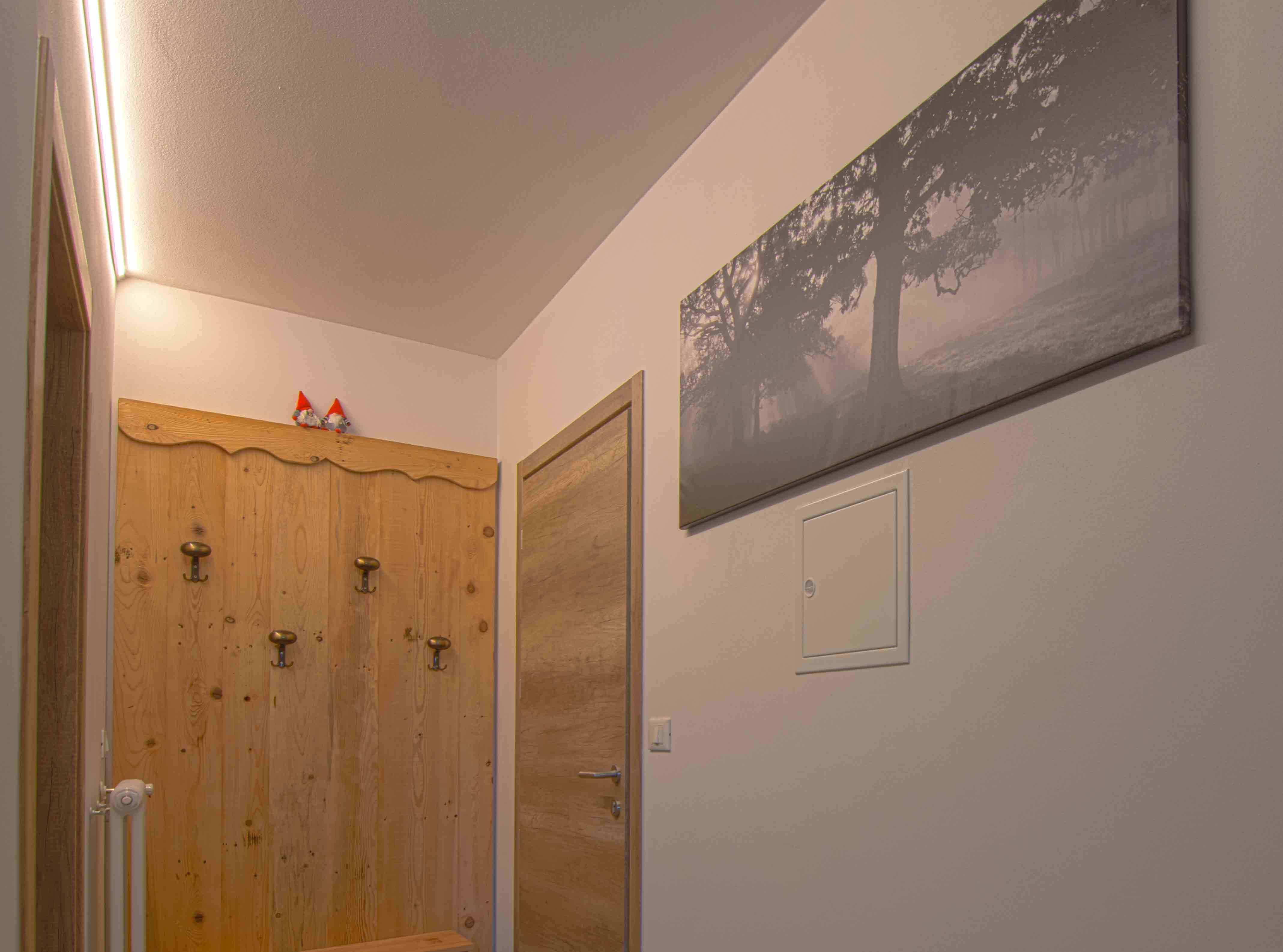 Camera Sous. Eleganti decorazioni in legno.